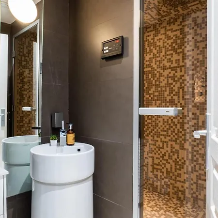 Apartment 2-br With Terrace & Swimming Pool *